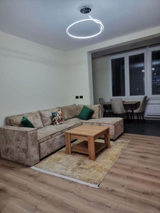 Peace And Love Luxury Apartment In Center, New Bazaar 2 地拉那 外观 照片