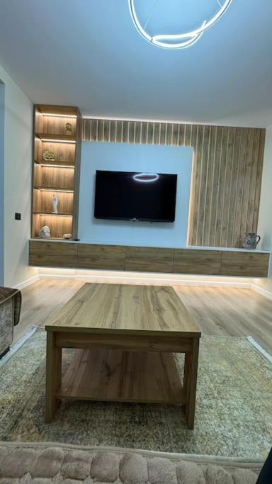 Peace And Love Luxury Apartment In Center, New Bazaar 2 地拉那 外观 照片