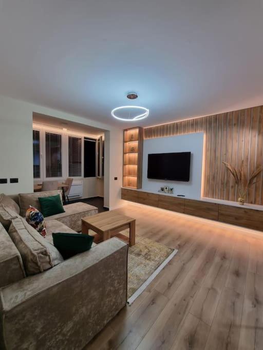 Peace And Love Luxury Apartment In Center, New Bazaar 2 地拉那 外观 照片
